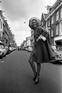 Edgar Vos toont mode herst-wintercollectie 1972-1973, Tanja in flannel cape, Bestanddeelnr 925-8731