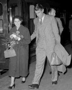 Edmund HIllary and wife with flowers in 1953 Amsterdam train station detail, from- Aankomst Hillary ( Mount Everest beklimmer) te Amsterdam, Bestanddeelnr 906-1046 (cropped)