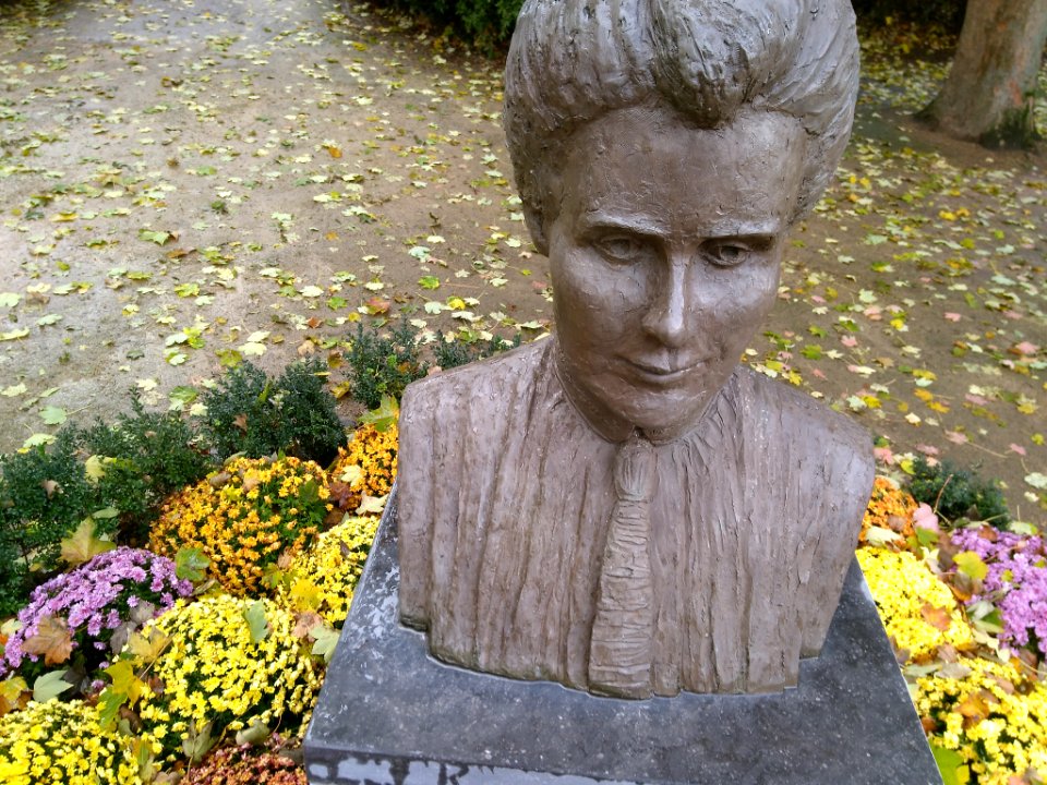 Edith Cavell bust