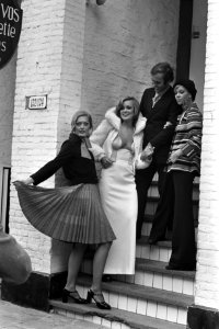 Edgar Vos toont mode herst-wintercollectie 1972-1973 Vos met drie modellen, Bestanddeelnr 925-8732