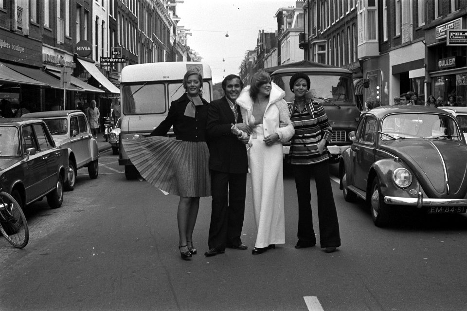 Edgar Vos toont mode herst-wintercollectie 1972-1973, Edgar Vos met drie mannequ, Bestanddeelnr 925-8729