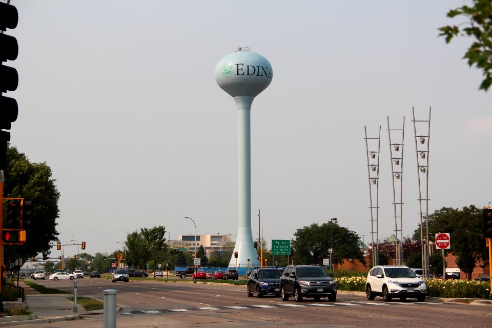 Edina water tower, Aug 2018 1
