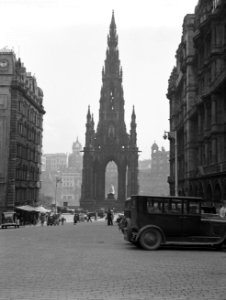 Edinburgh. Monument ter nagedachtenis aan Sir Walter Scott met op de voorgrond e, Bestanddeelnr 190-1065