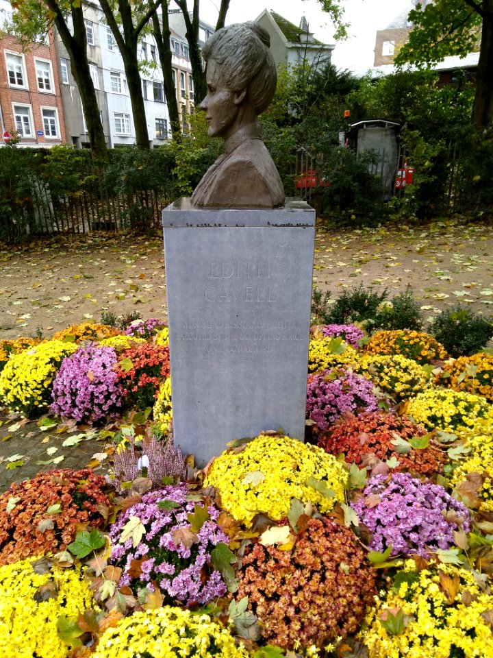 Edith Cavell bust by Nathalie Lambert (2015)