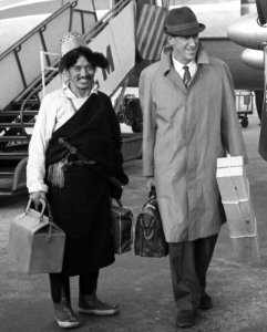 Edmund Hillary and Tibetan man wearing a chuba with sword in London airport on 29 December 1960, from- Aankomst bekende Engelse bergbeklimmer Edmund Hillary op doorreis naar Londen, t, Bestanddeelnr 911-9214 (cropped)