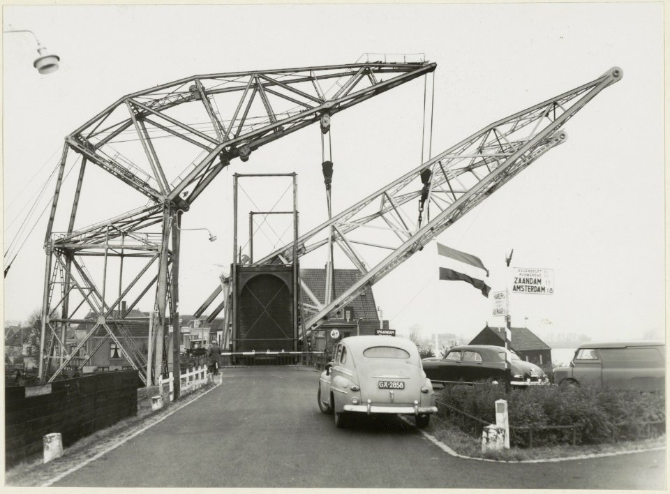 Een drijvende hijskraan met lading passeert de Grote Sluis aan de Spaarndammerdijk. NL-HlmNHA 54004472