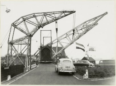 Een drijvende hijskraan met lading passeert de Grote Sluis aan de Spaarndammerdijk. NL-HlmNHA 54004472