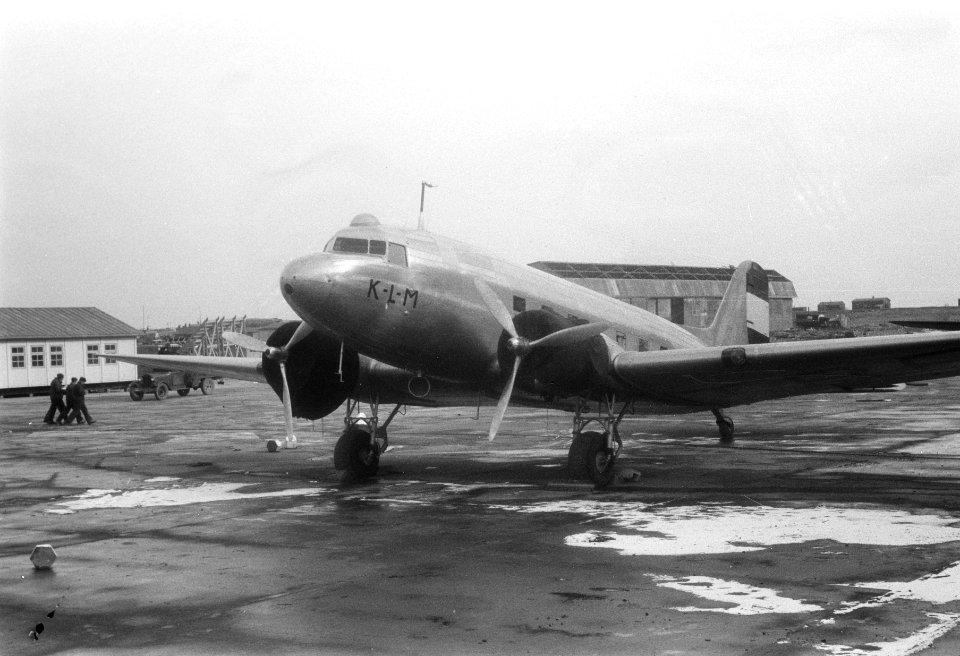 Een Douglas C47A Dakota van de KLM op Schiphol, Bestanddeelnr 901-6002