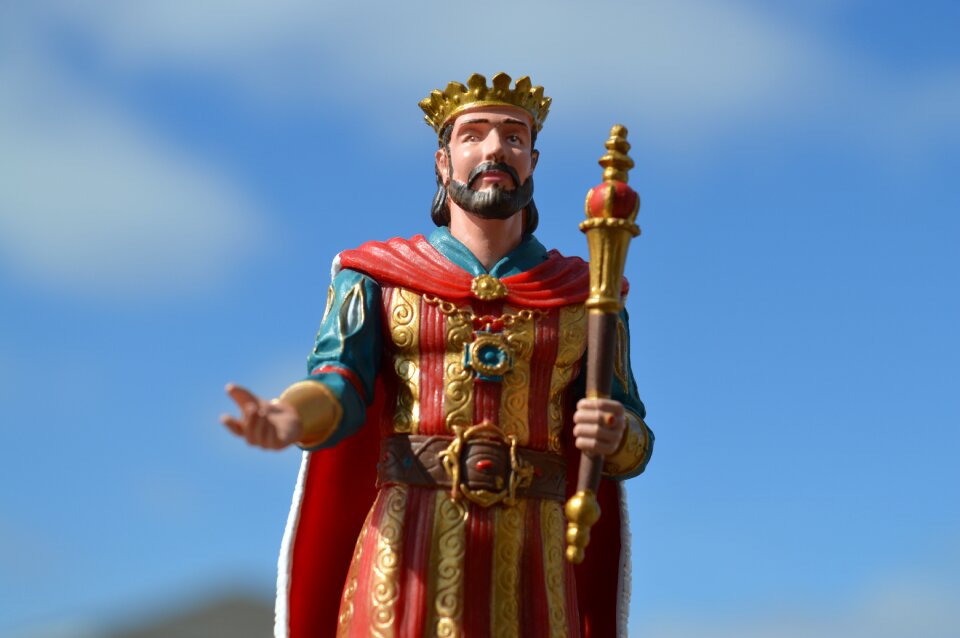 Monarch royal royalty