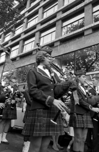 Een doedelzakband treedt op bij de Spaarbank voor de stad Amsterdam, Bestanddeelnr 921-6792