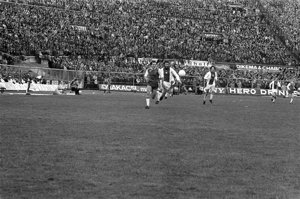 Een duel om de bal op het middenveld, met o.a. Ajacied Hans Erkens. Ajax- verded, Bestanddeelnr 929-1410