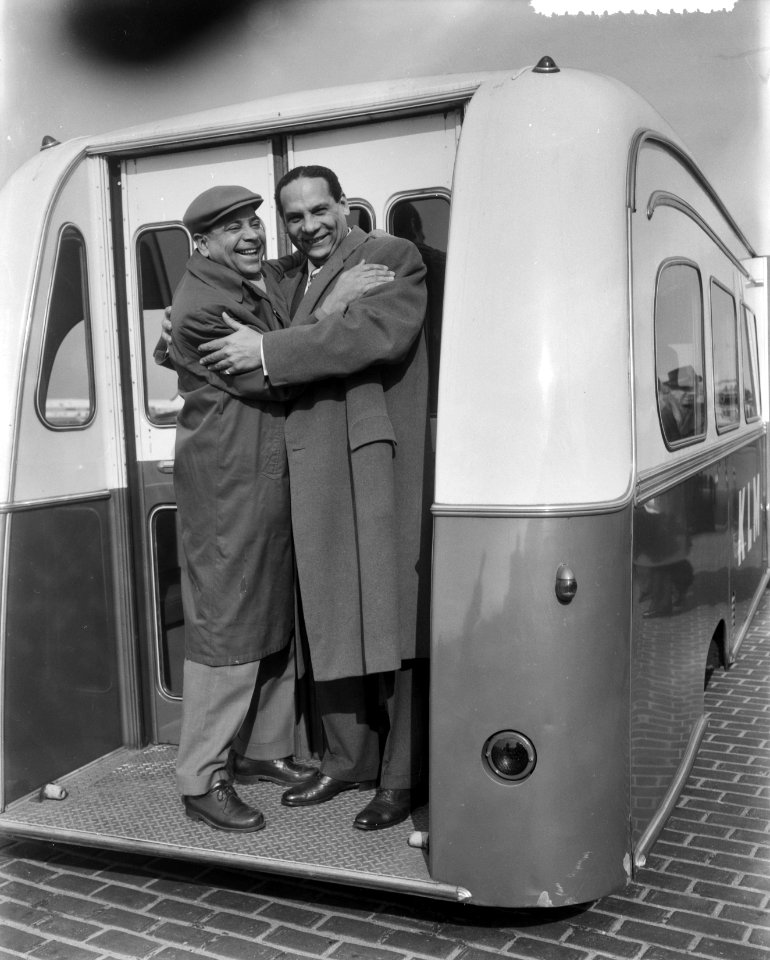 Edmundo Ros met Max Woiski op Schiphol, Bestanddeelnr 908-3746