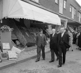 Een drietal heren - waarvan één de burgemeester van Amsterdam A.J. d Ailly en, Bestanddeelnr 905-3231