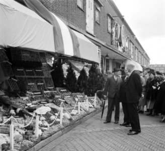 Een drietal heren - waarvan één de burgemeester van Amsterdam A.J. d Ailly en, Bestanddeelnr 905-3226