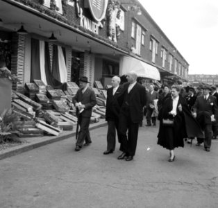 Een drietal heren - waarvan één de burgemeester van Amsterdam A.J. d Ailly en, Bestanddeelnr 905-3232