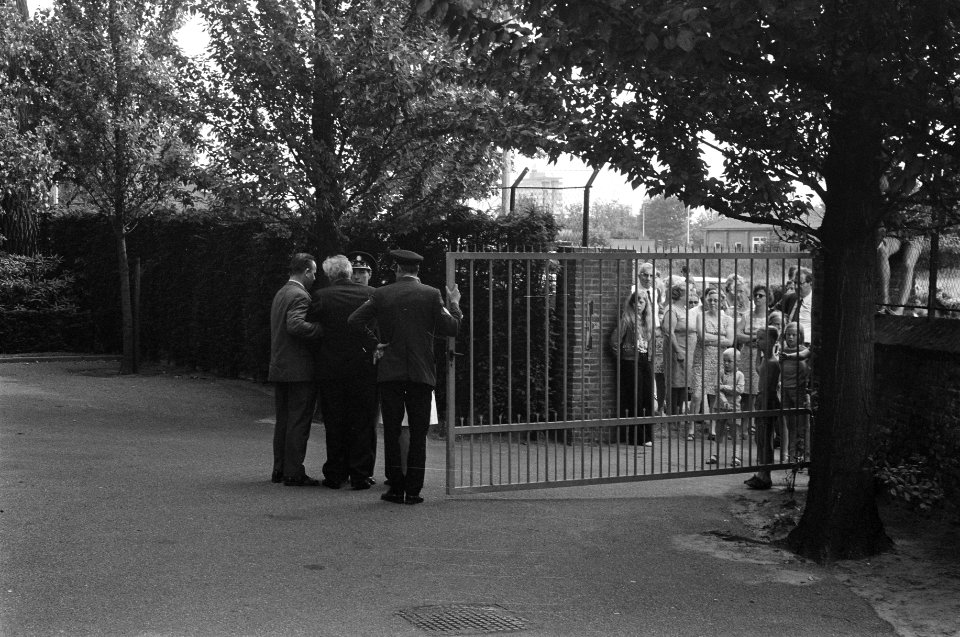 Een familielid van één van de slachtoffers wordt uit de aula geleid door politie, Bestanddeelnr 922-6362