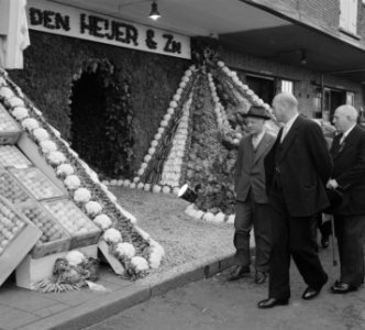 Een drietal heren - waarvan één de burgemeester van Amsterdam A.J. d Ailly en, Bestanddeelnr 905-3233