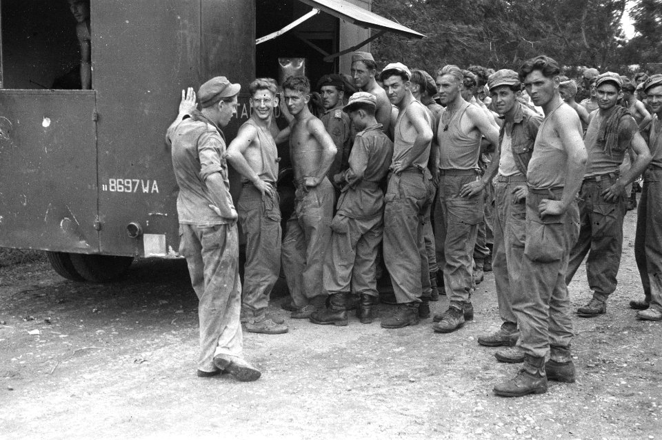 Een extraatje uit de kantinewagen gaat er best in. Mannen van een infanterie-ond, Bestanddeelnr 2472