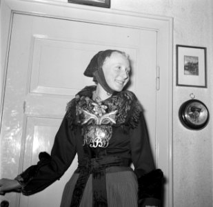 Een dochter poseert in klederdracht voor een deur, Bestanddeelnr 252-8788