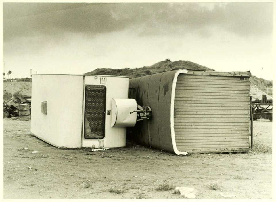 Een door storm omgewaaide bouwkeet en caravan. NL-HlmNHA 5400464471
