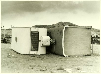 Een door storm omgewaaide bouwkeet en caravan. NL-HlmNHA 5400464471