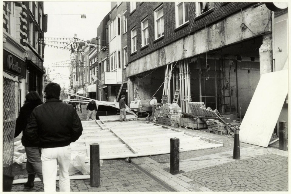 Een door storm omgewaaide schutting in de Barteljorisstraat. NL-HlmNHA 54023306