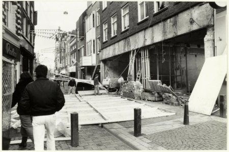 Een door storm omgewaaide schutting in de Barteljorisstraat. NL-HlmNHA 54023306