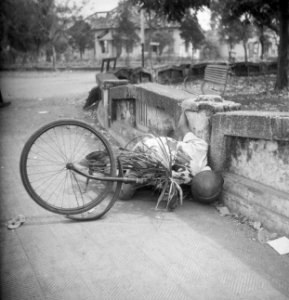Een doodgeschoten Republikeinse strijder die op een (gecamoufleerde) fiets reed, Bestanddeelnr 11728