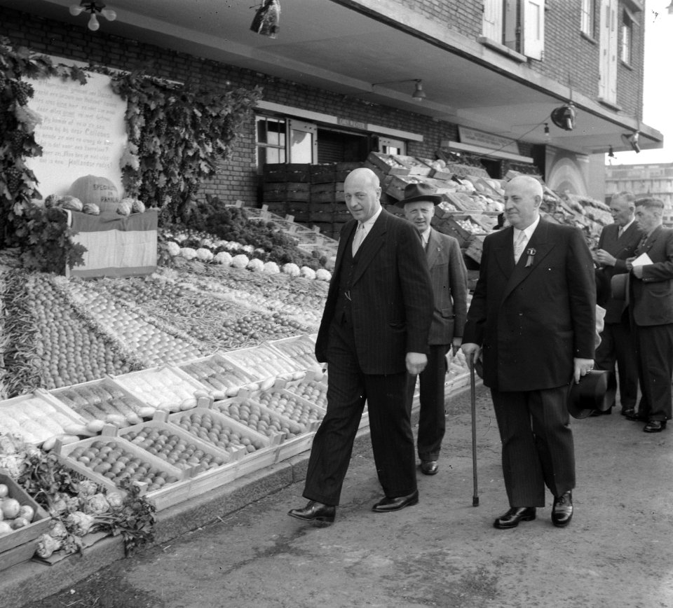 Een drietal heren - waarvan één de burgemeester van Amsterdam A.J. d Ailly en, Bestanddeelnr 905-3235