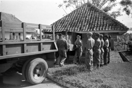 Een doodskist wordt op een legertruck gehesen, Bestanddeelnr 1781