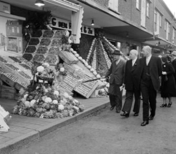 Een drietal heren - waarvan één de burgemeester van Amsterdam A.J. d Ailly en, Bestanddeelnr 905-3230