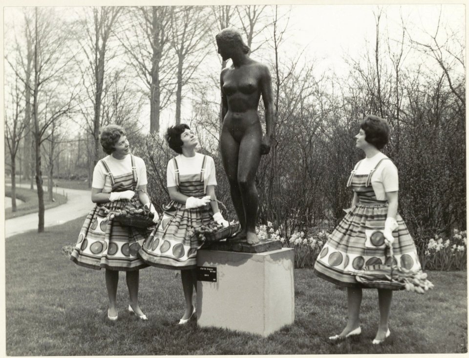 Een drieling uit de bollenstreek bij het beeld Assia van beeldhouwer Charles Despiau op de Keukenhof. NL-HlmNHA 54011016