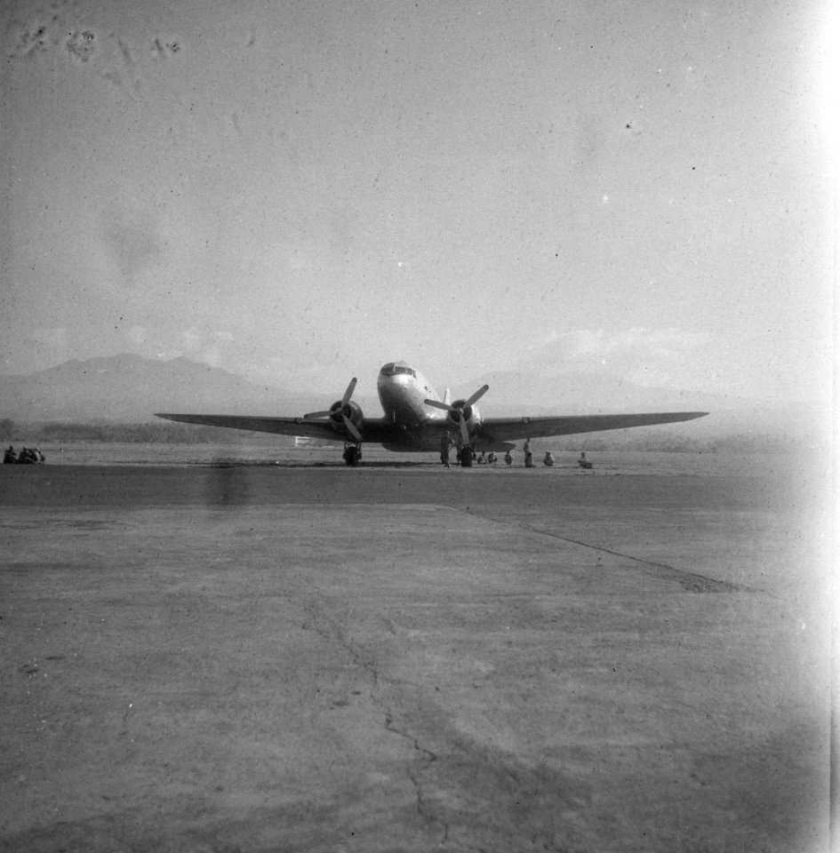 Een Douglas C-47 Dakota vrachtvliegtuig staat geparkeerd op het vliegveld van Ba, Bestanddeelnr 11813