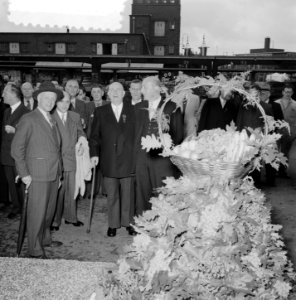 Een drietal heren - waarvan één de burgemeester van Amsterdam A.J. d Ailly en, Bestanddeelnr 905-3234