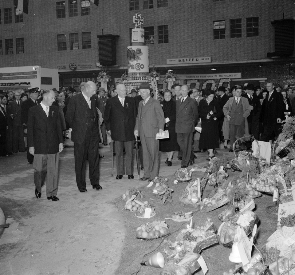 Een drietal heren - waarvan één de burgemeester van Amsterdam A.J. d Ailly en, Bestanddeelnr 905-3229