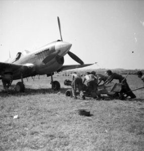 Een Curtiss P-40N Kittyhawk van de Nederlandse luchtmacht wordt te Semarang met , Bestanddeelnr 11831
