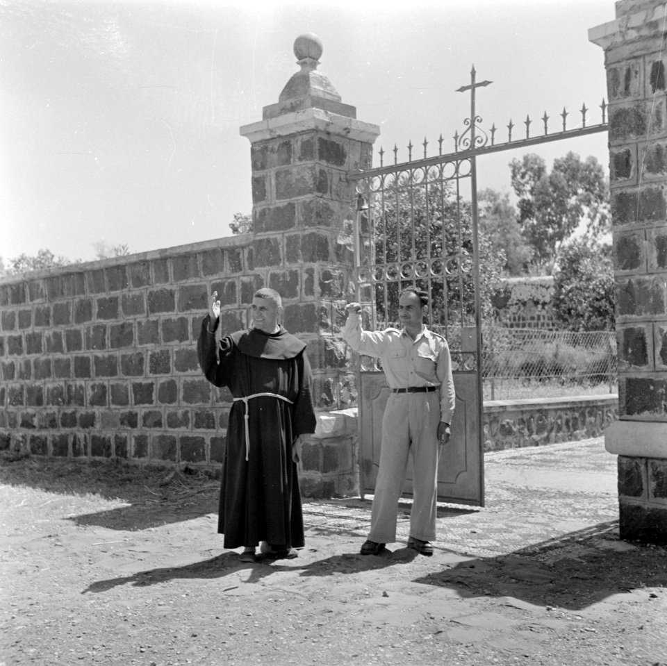 Een franciscaner monnik en een onbekende man bij het hek van het franciscaner kl, Bestanddeelnr 255-1549