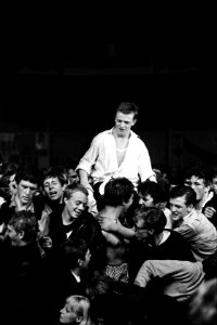 Een fan wordt op schouders gedragen bij het Beatles-optreden in Blokker, NL-HlmNHA 1478 02577 01 K 28