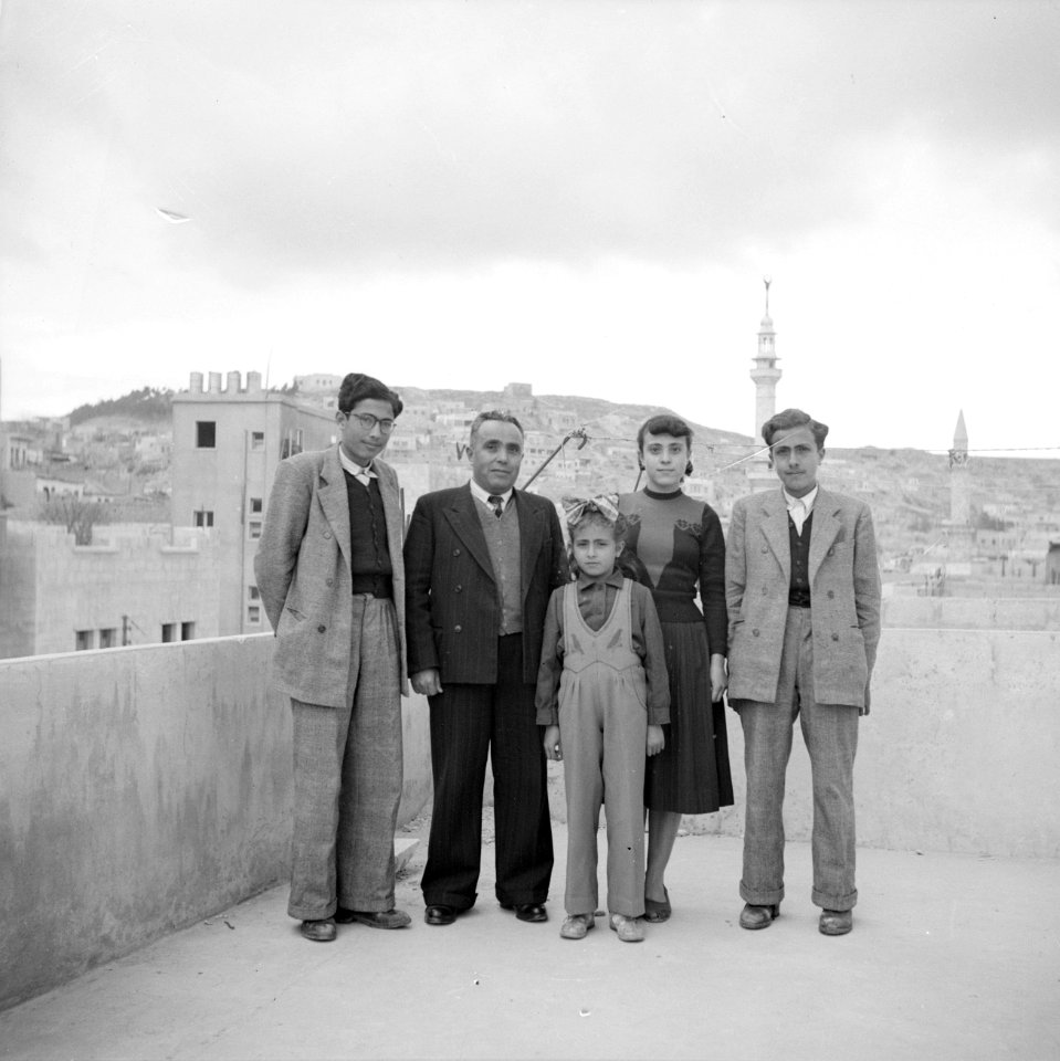 Een familie op het dak van hun huis in Amman, Bestanddeelnr 255-6567