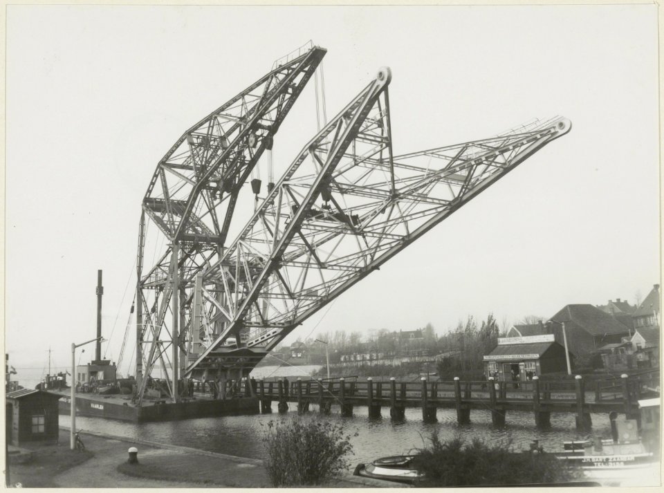 Een drijvende hijskraan met lading wacht op het schutten in de Grote Sluis in Spaarndam. NL-HlmNHA 54004471