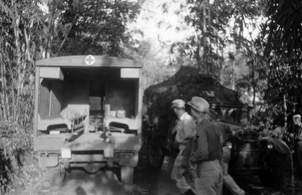 Een ambulance van het Nederlands leger, Bestanddeelnr 373-6-3