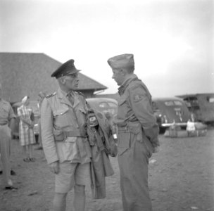Een Engelse en een Nederlandse officier in Malakka of Indonesië, Bestanddeelnr 254-5453