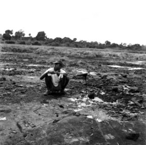 Een arbeider op een asfaltveld op Trinidad, Bestanddeelnr 252-5335