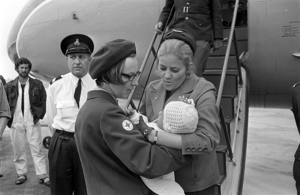 Een erg jong slachtoffer van de aardbeving in Peru wordt door een stewardess ove, Bestanddeelnr 923-6363