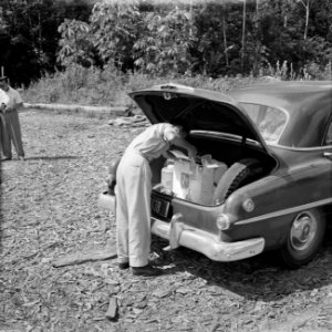 Een auto met koelelementen bij de houtzagerij, Bestanddeelnr 252-4861