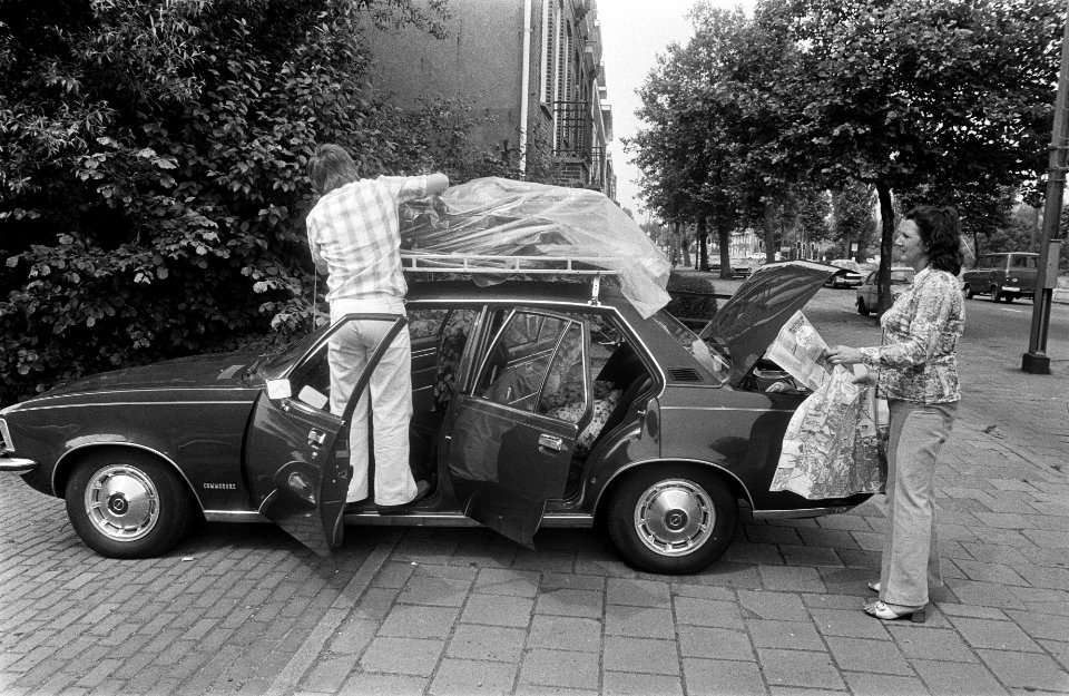 Een auto wordt ingeladen voor de aankomende vakantiereis, Bestanddeelnr 928-0426