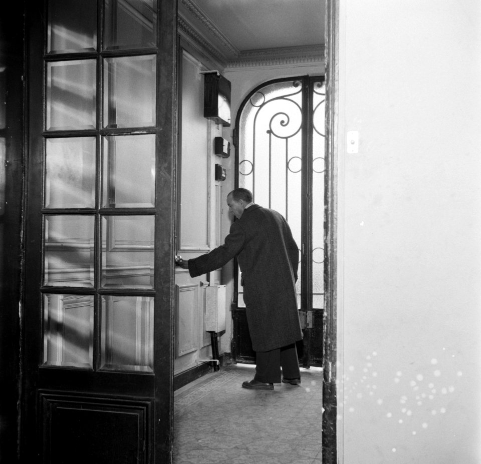 Een bewoner in de hal van het appartementencomplex, Bestanddeelnr 252-9296