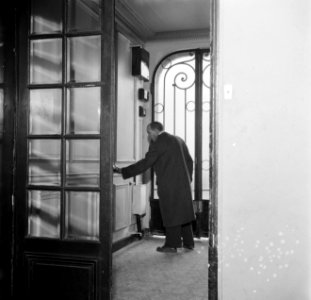 Een bewoner in de hal van het appartementencomplex, Bestanddeelnr 252-9296