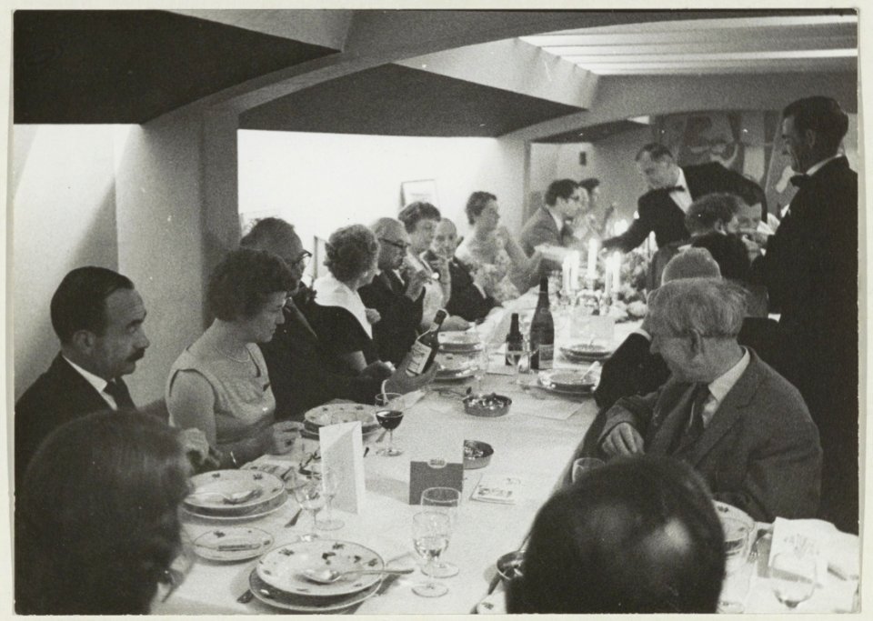 Een diner van de Sociëteit Teisterbant. 1e van links is de journalist Herman van Run. NL-HlmNHA 54011259