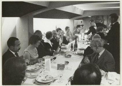 Een diner van de Sociëteit Teisterbant. 1e van links is de journalist Herman van Run. NL-HlmNHA 54011259